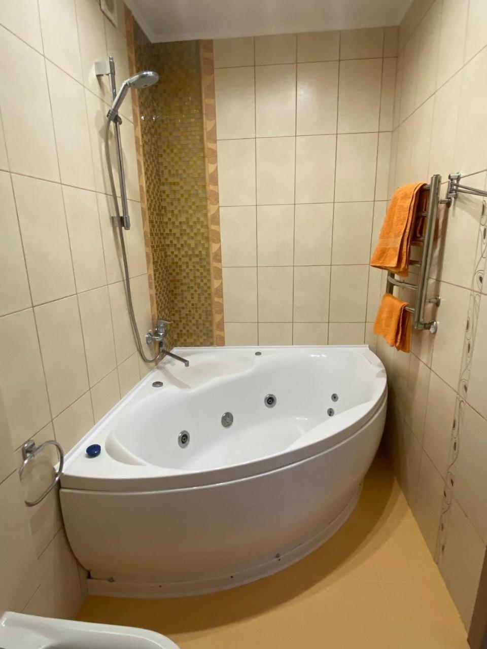 Apartpoltava Двокімнатні Апартаменти З Джакузі Біля Листопаду Esterno foto